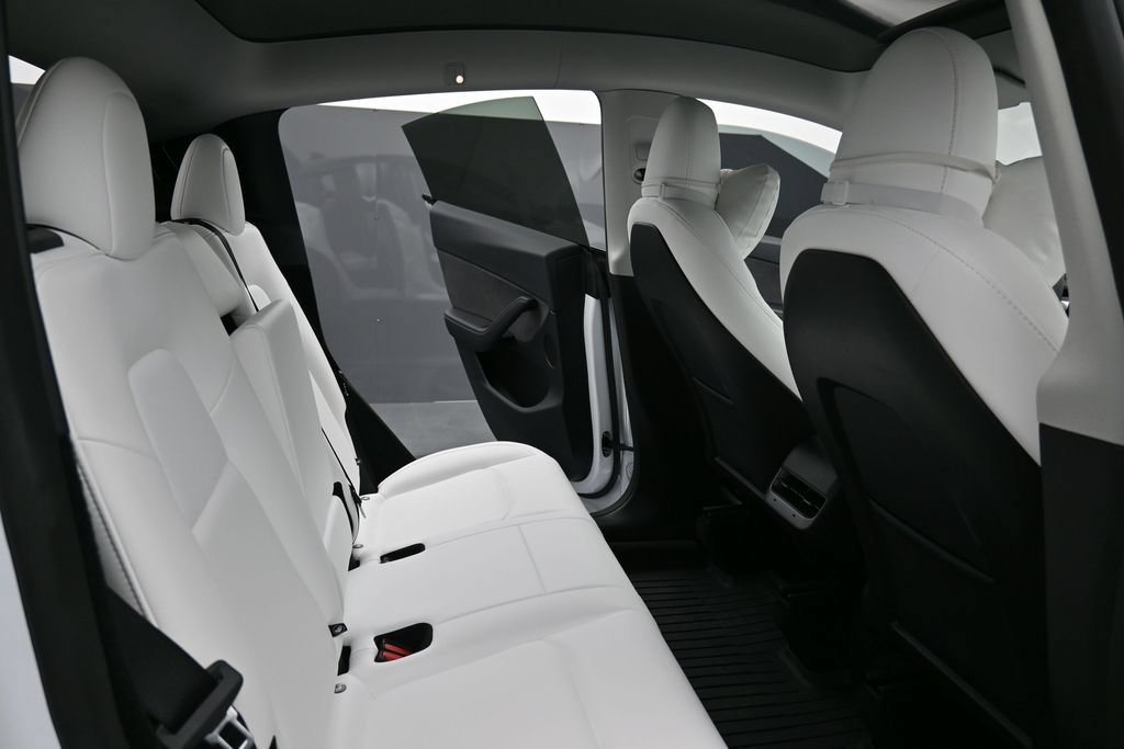 Used 2025 Tesla Model Y Long Range RWD image 18