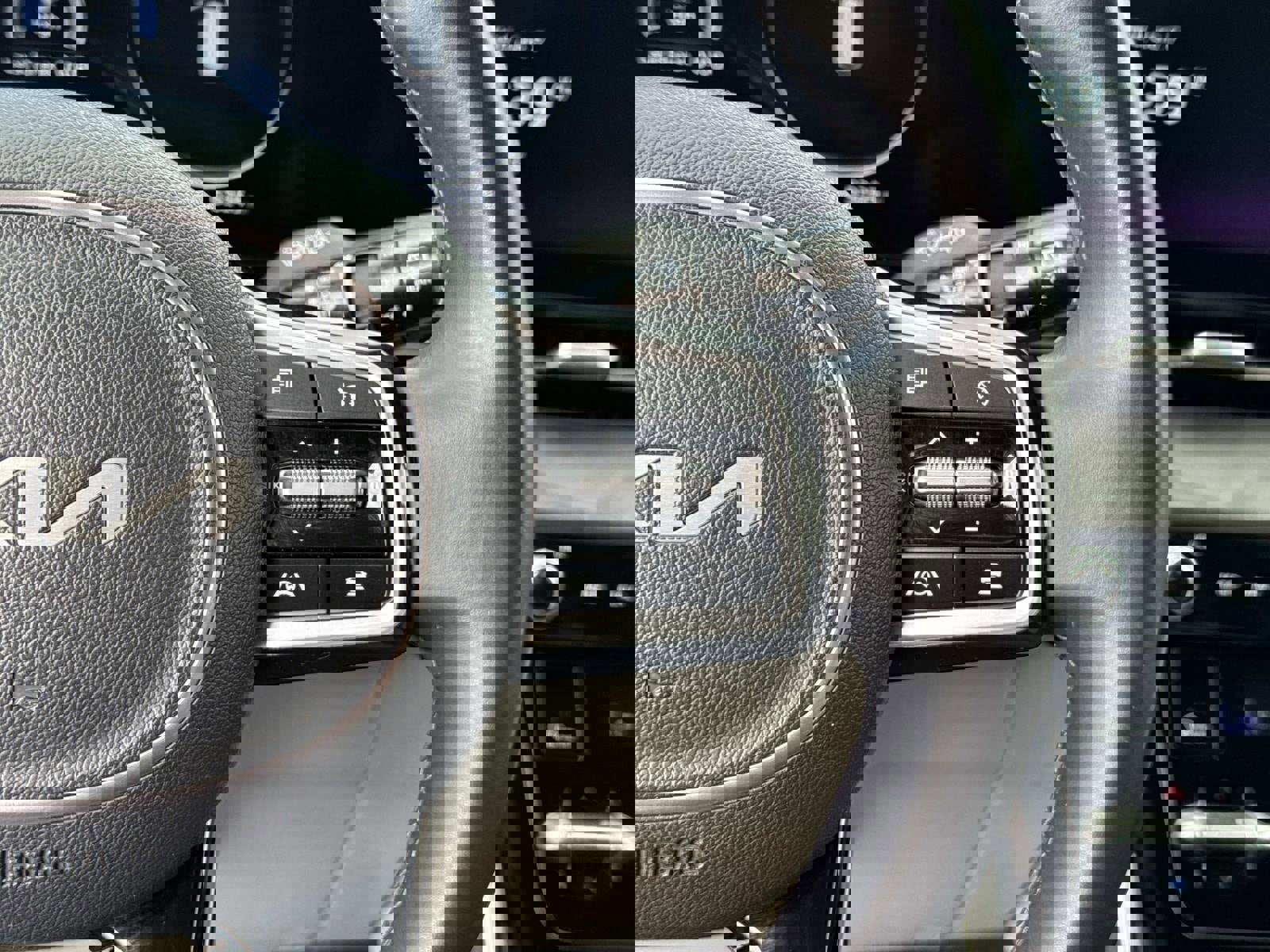 Used 2023 Kia Carnival SX image 28