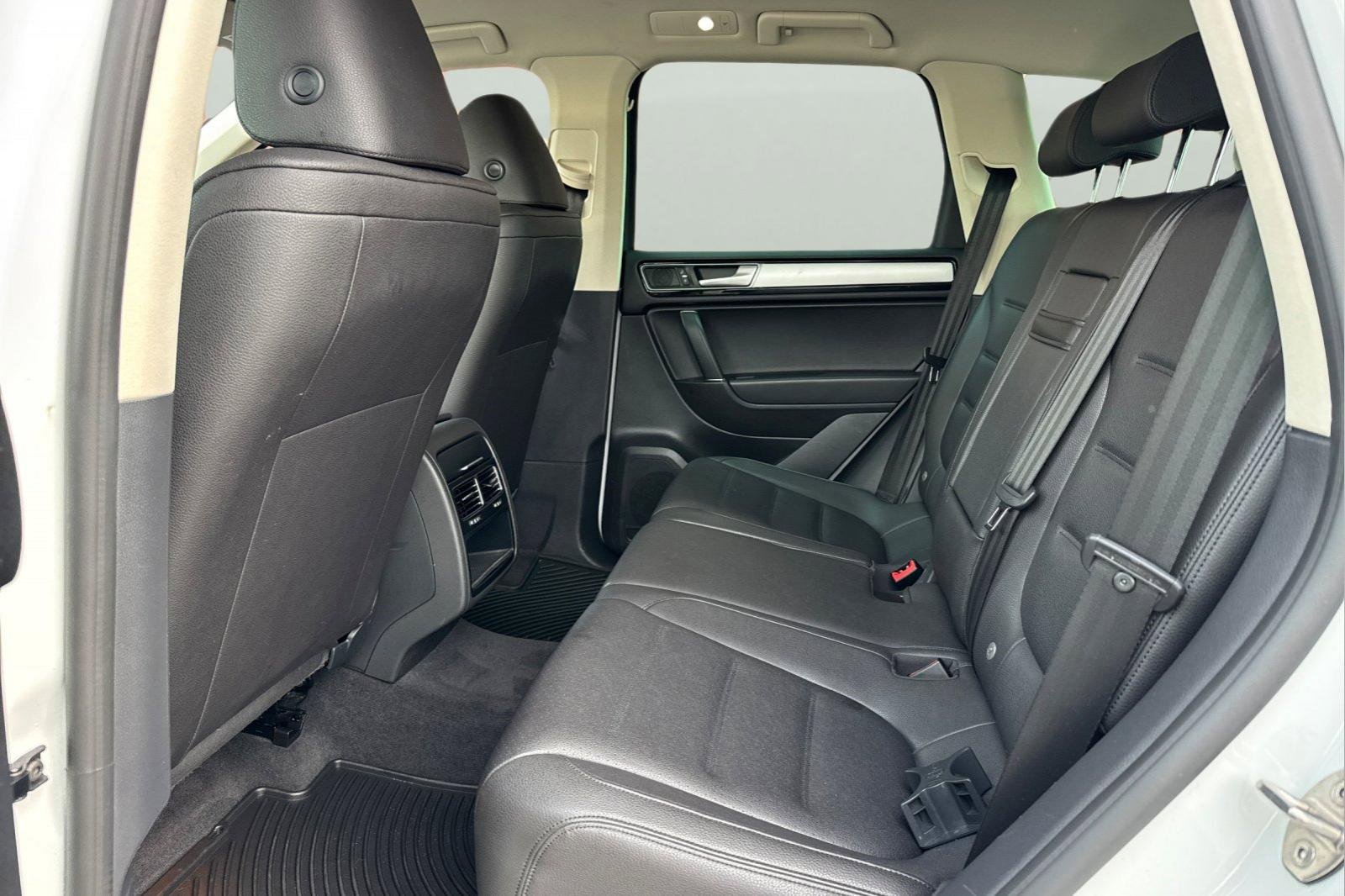 Used 2016 Volkswagen Touareg VR6 image 5