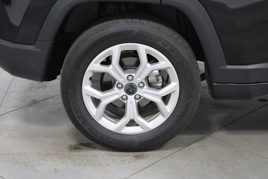 Used 2025 Jeep Compass Latitude AWD/4WD image 13