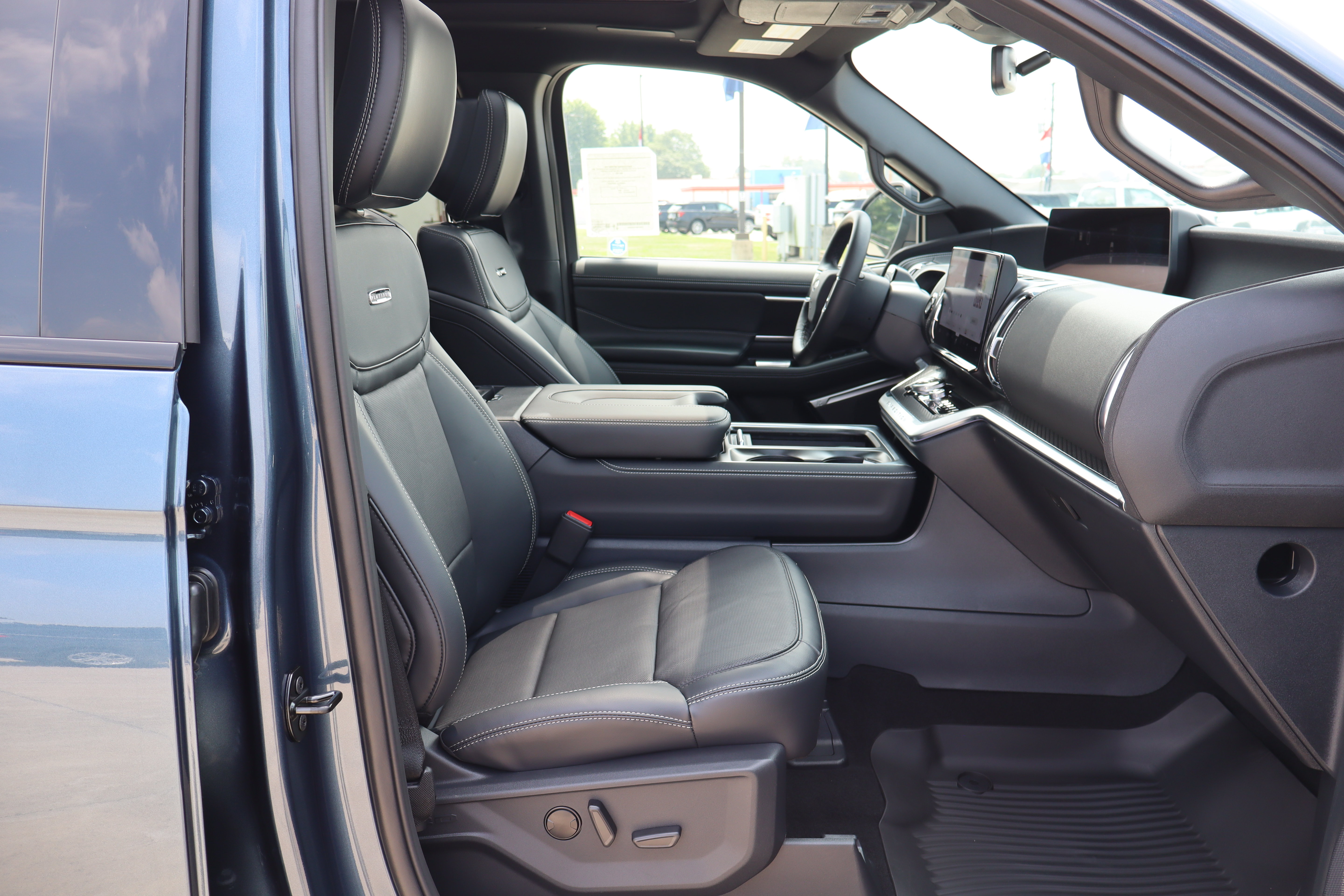 New 2027 Ford Expedition Platinum w/ Stealth Performance Package AWD/4WD image 14