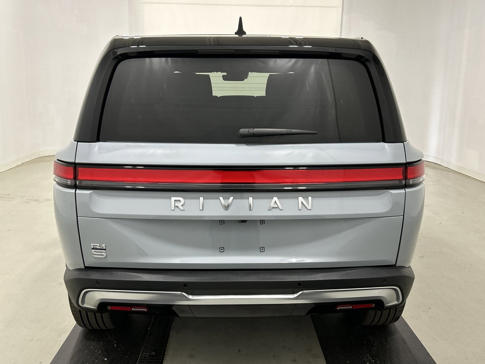 Used 2024 Rivian R1S Adventure image 4