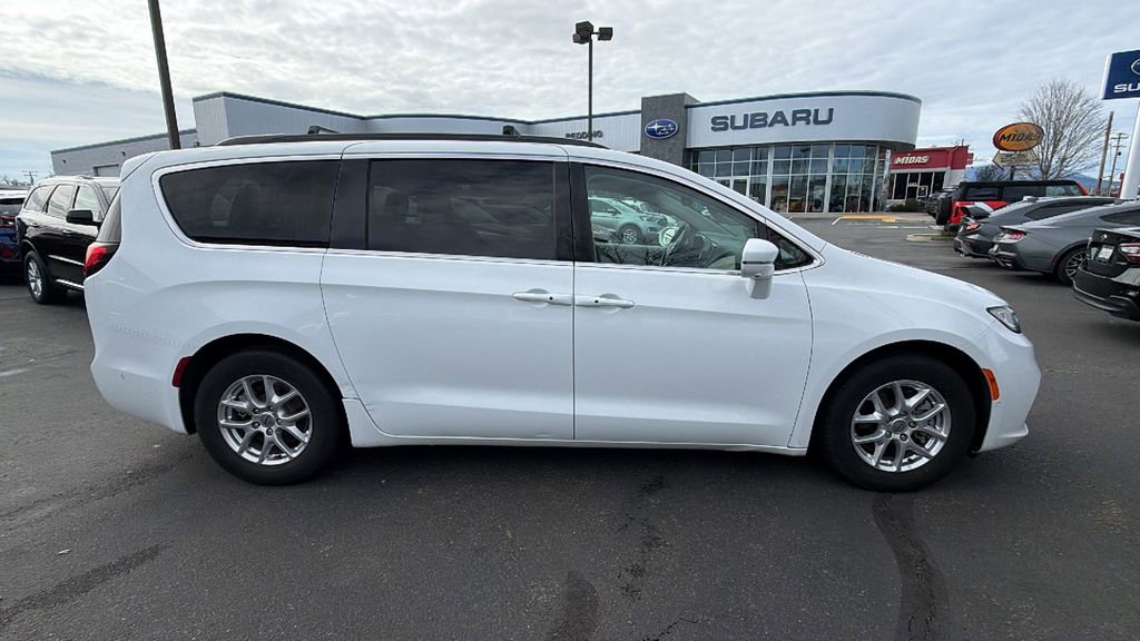Used 2022 Chrysler Pacifica Touring-L w/ Uconnect Theater Family Group image 3