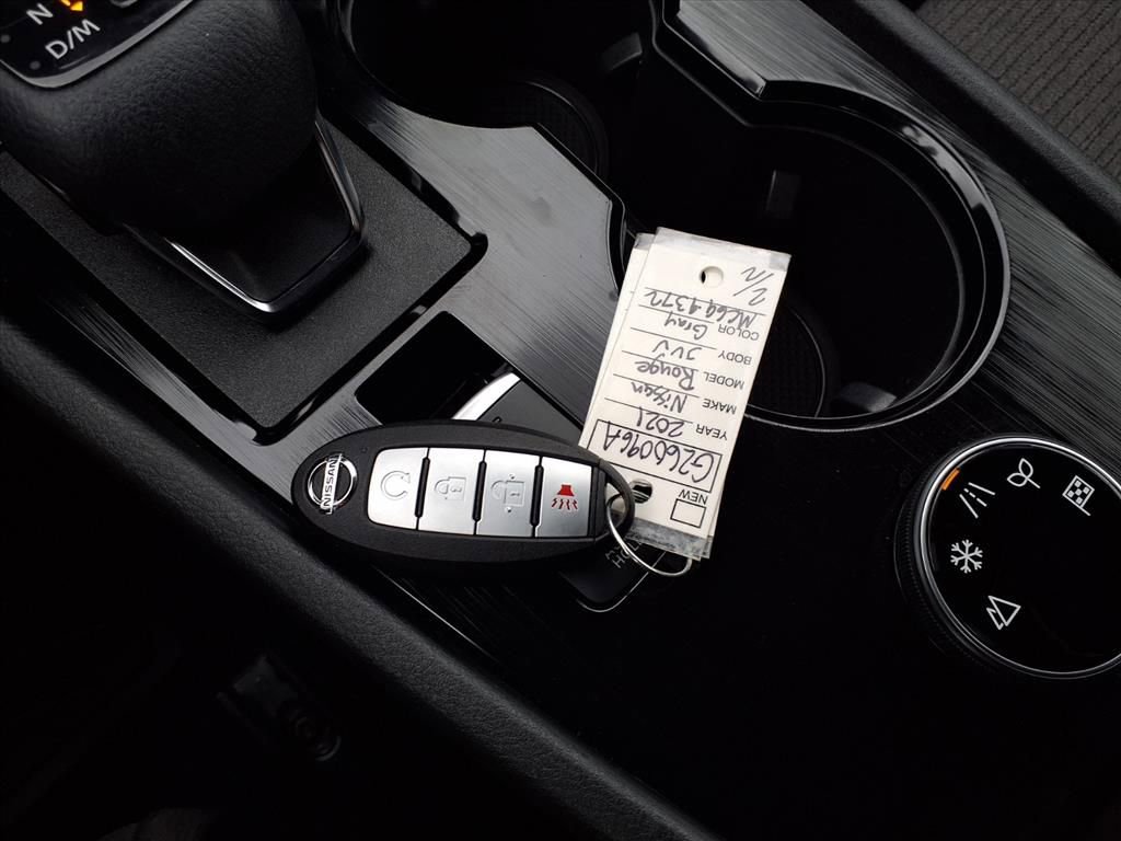 Used 2021 Nissan Rogue SV image 12
