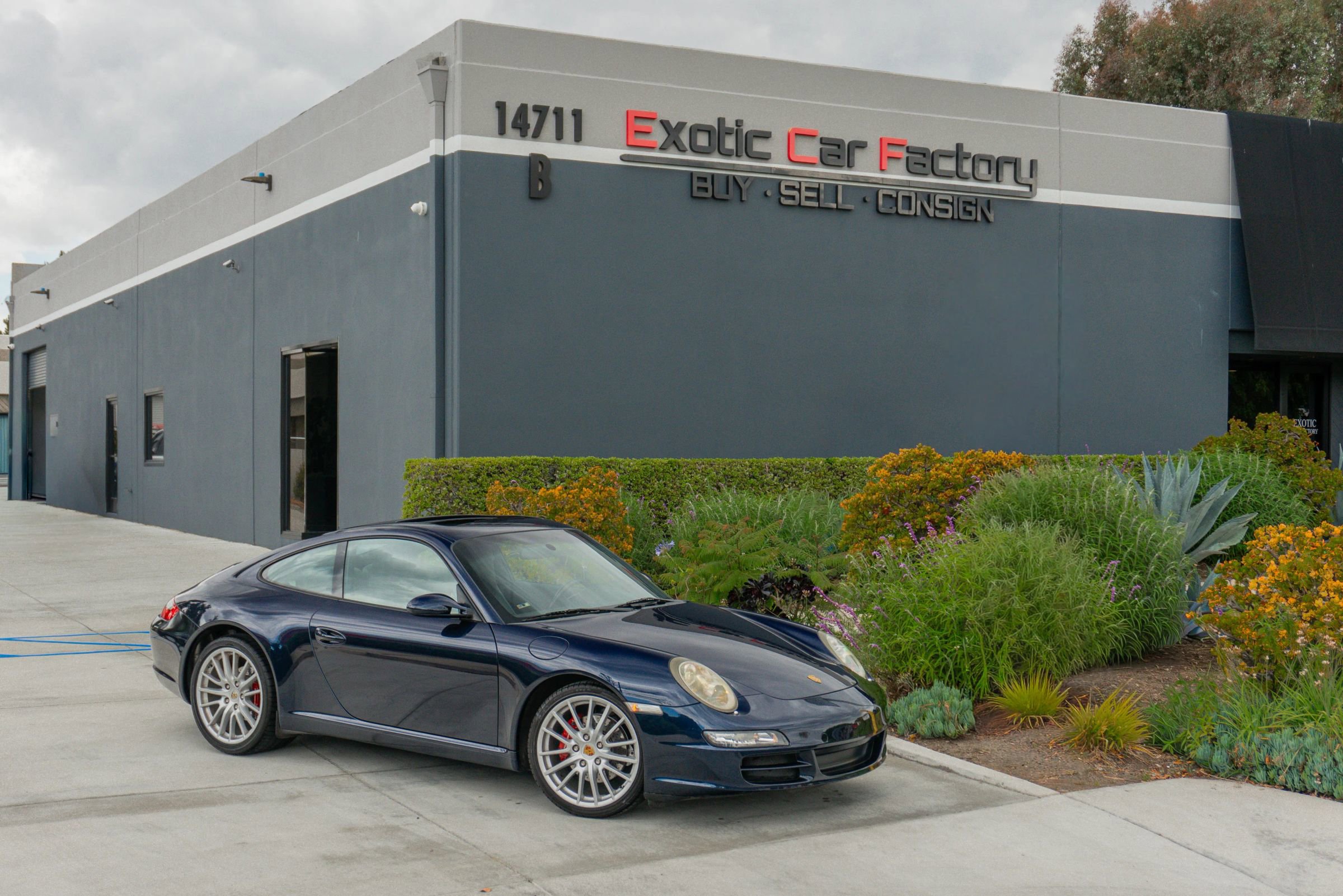 Used 2005 Porsche 911 Carrera RWD image 1