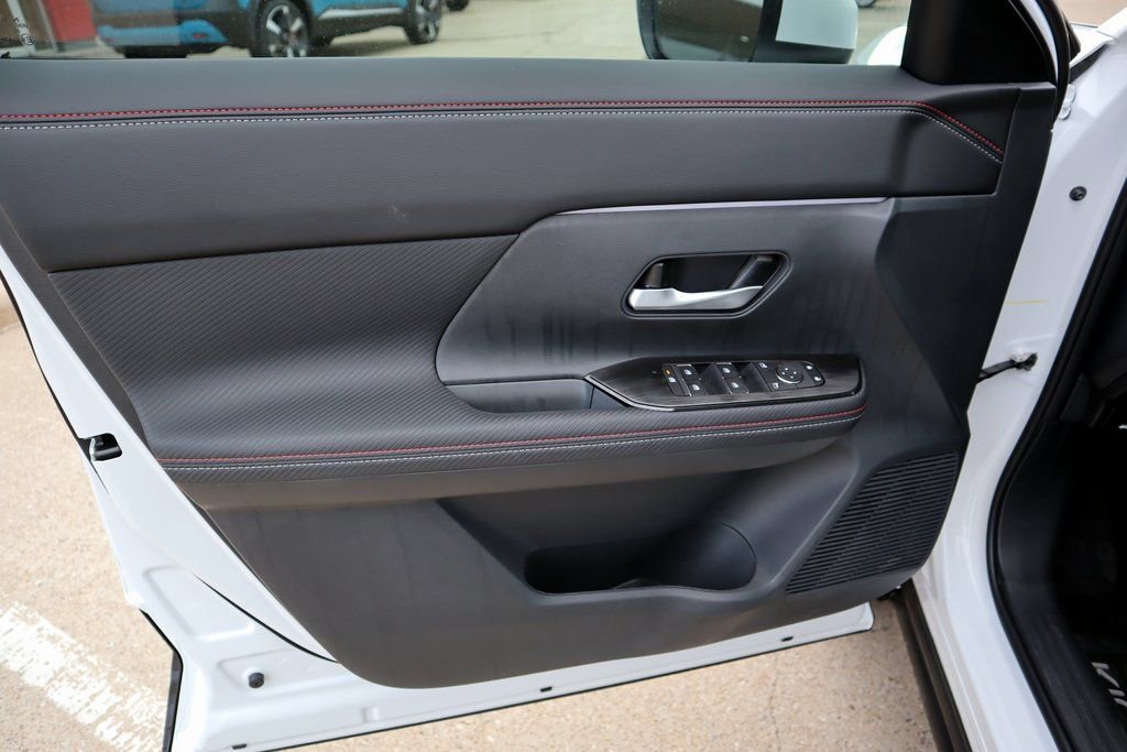 New 2025 Nissan Kicks SR FWD image 12