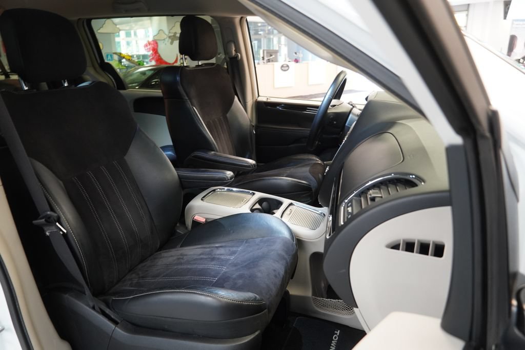 Used 2014 Chrysler Town & Country Touring-L FWD image 35