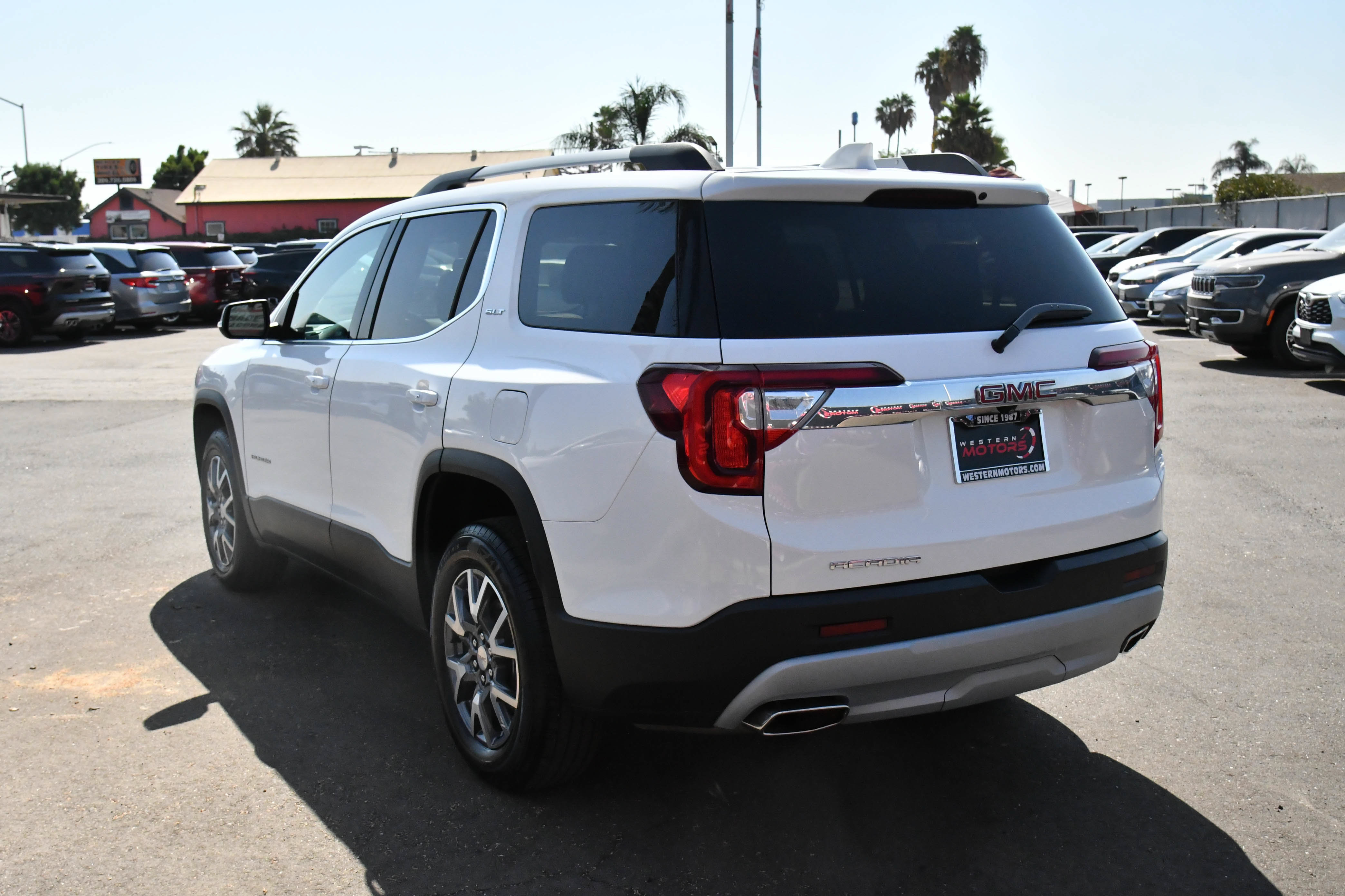 Used 2023 GMC Acadia SLT FWD image 6