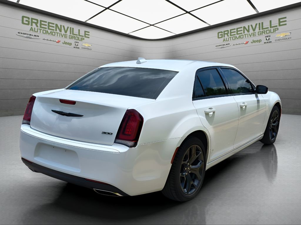 Used 2023 Chrysler 300 Touring w/ Sport Appearance Package image 5