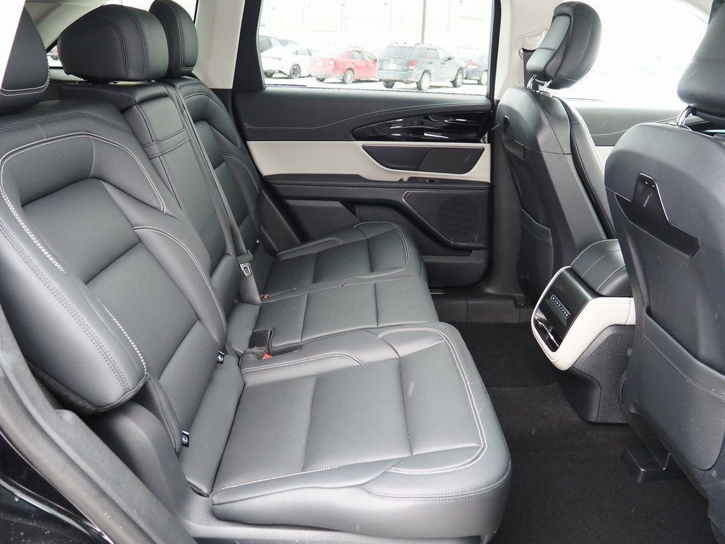 Used 2025 Lincoln Nautilus Premier image 8