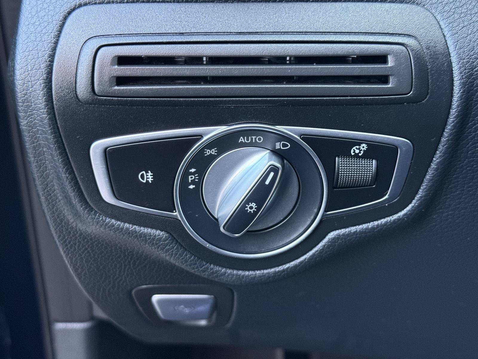 Used 2019 Mercedes-Benz GLC 300 4MATIC image 17