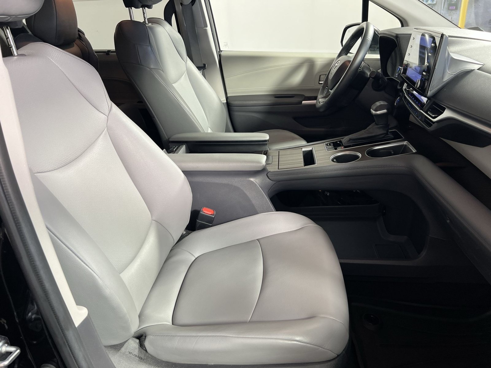 Used 2022 Toyota Sienna XLE FWD image 29