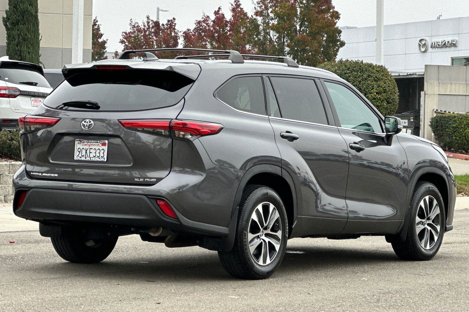 Used 2022 Toyota Highlander XLE image 4