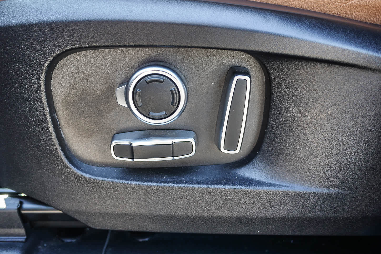 Used 2024 Land Rover Defender 130 S image 22