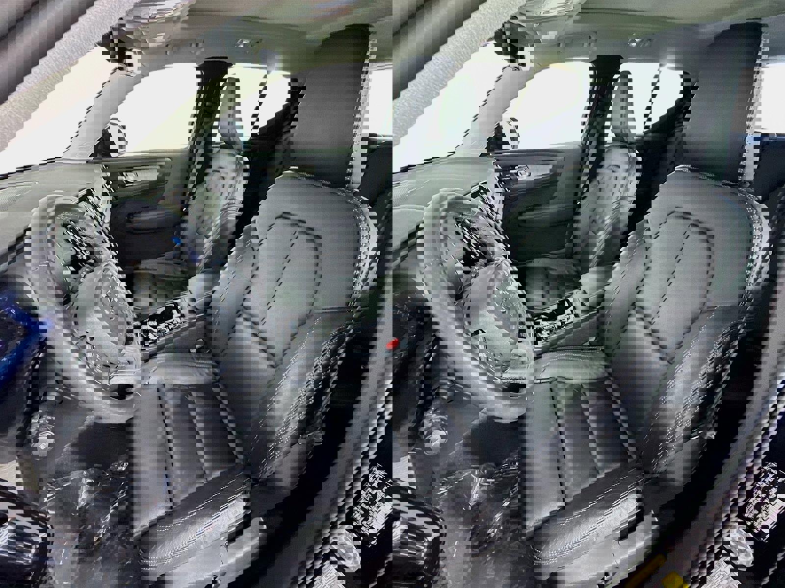 Used 2023 Volvo XC40 B4 Ultimate image 12