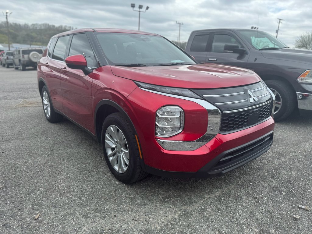 Used 2025 Mitsubishi Outlander ES image 1
