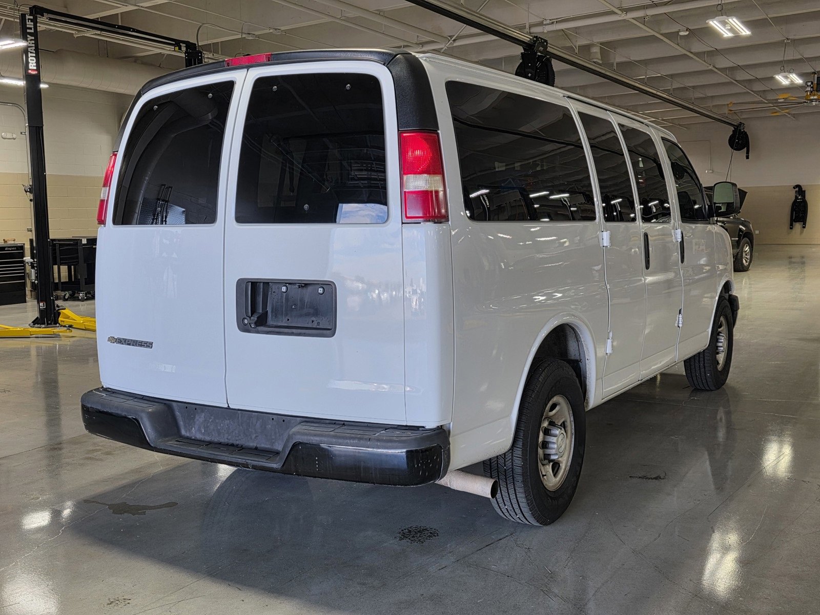 Used 2018 Chevrolet Express 2500 LS w/ Driver Convenience Package image 7