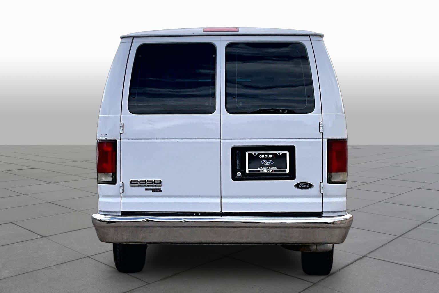 Used 2008 Ford E-350 and Econoline 350 XLT RWD image 4