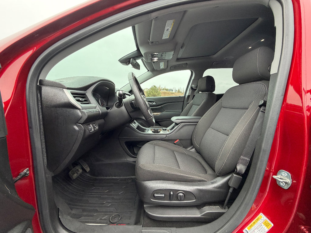 Used 2023 GMC Acadia SLE w/ Driver Convenience Package image 2