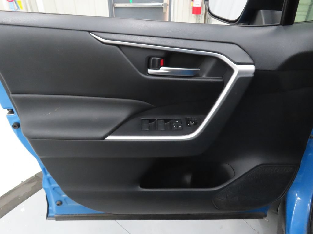 Used 2019 Toyota RAV4 XLE w/ Convenience Package FWD image 9