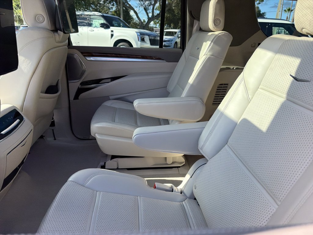 Used 2025 Cadillac Escalade ESV Sport Platinum w/ LPO, Floor Liner Package AWD/4WD image 32