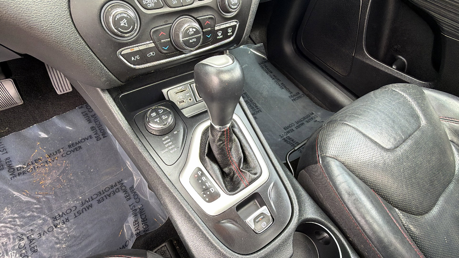 Used 2015 Jeep Cherokee Trailhawk w/ Comfort/Convenience Group image 31