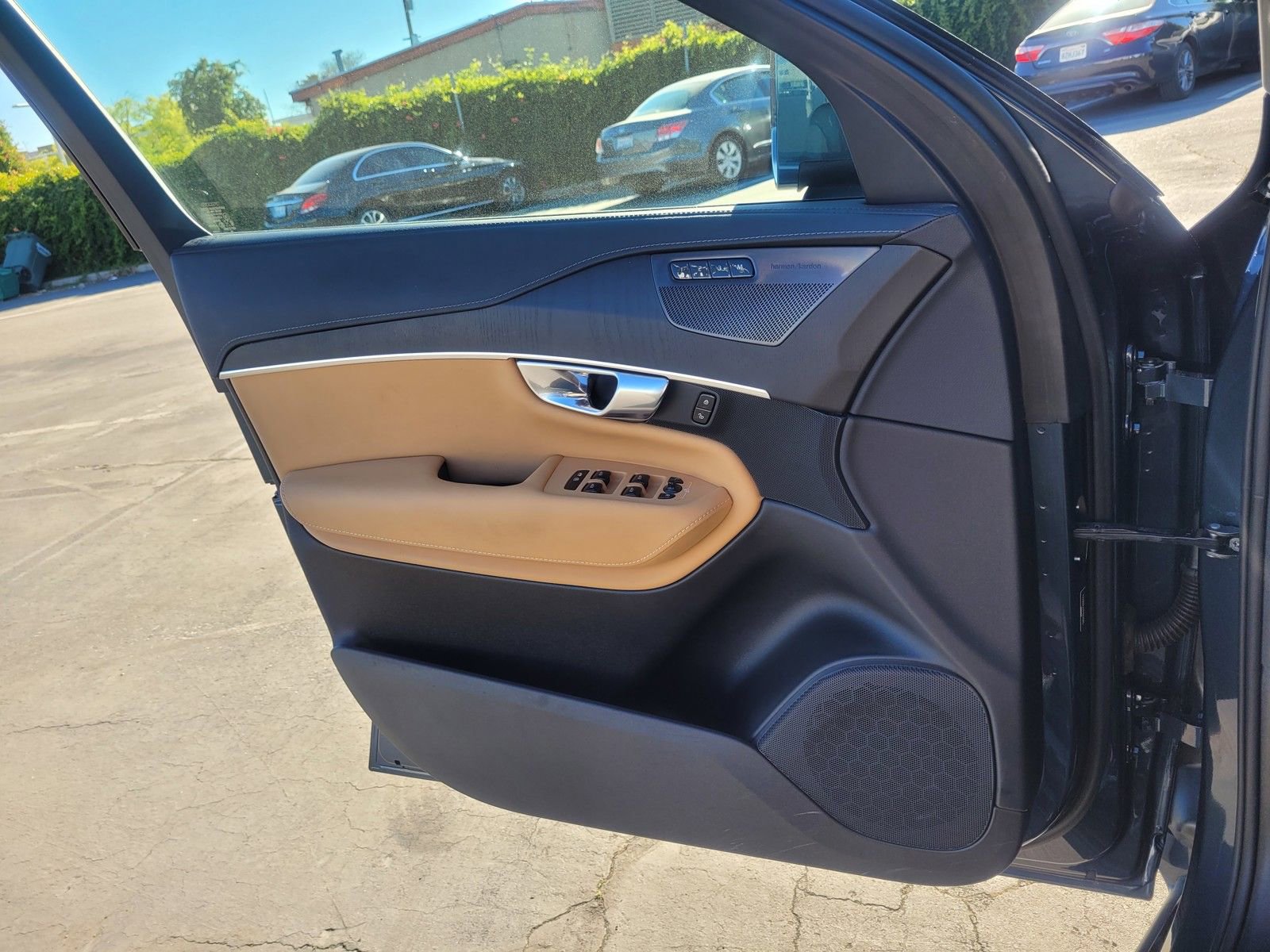 Certified 2023 Volvo XC90 T8 Ultimate AWD/4WD image 16