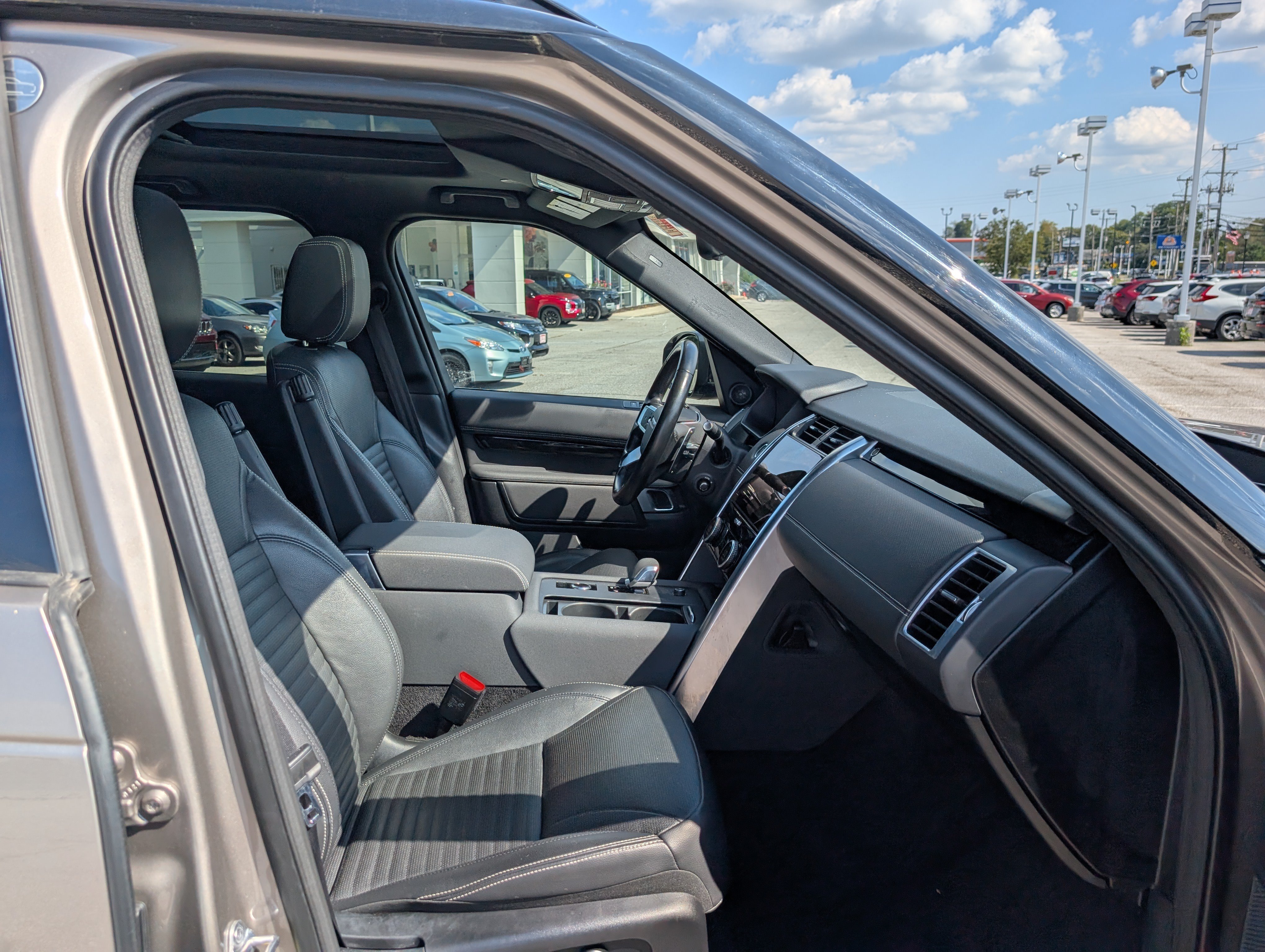 Used 2023 Land Rover Discovery S R-Dynamic AWD/4WD image 9