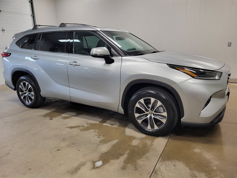 Used 2021 Toyota Highlander XLE AWD/4WD image 12