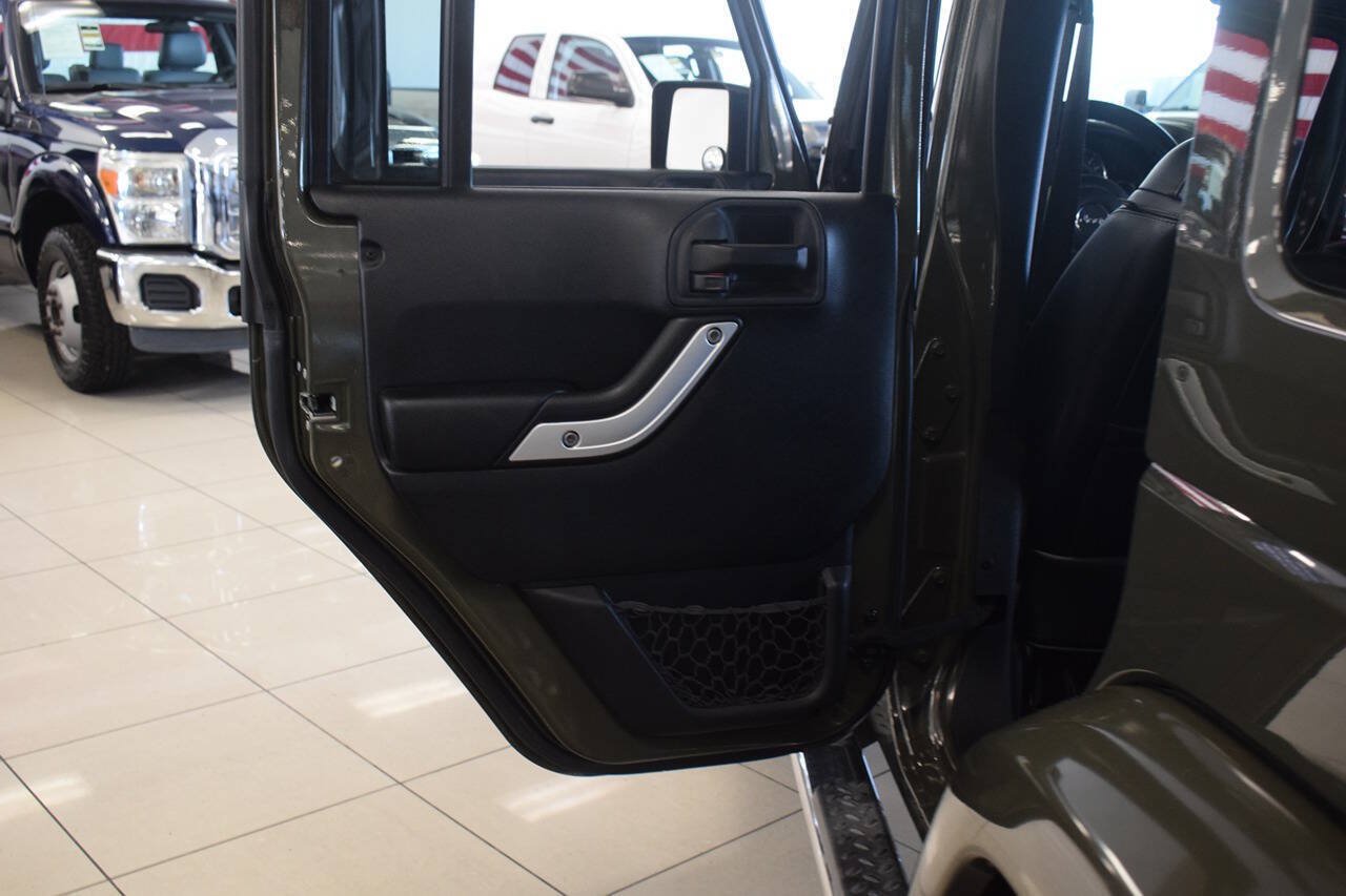 Used 2015 Jeep Wrangler Unlimited Sahara w/ Dual Top Group AWD/4WD image 62