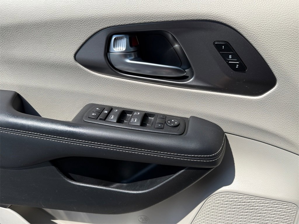 Certified 2023 Chrysler Pacifica Touring-L image 28