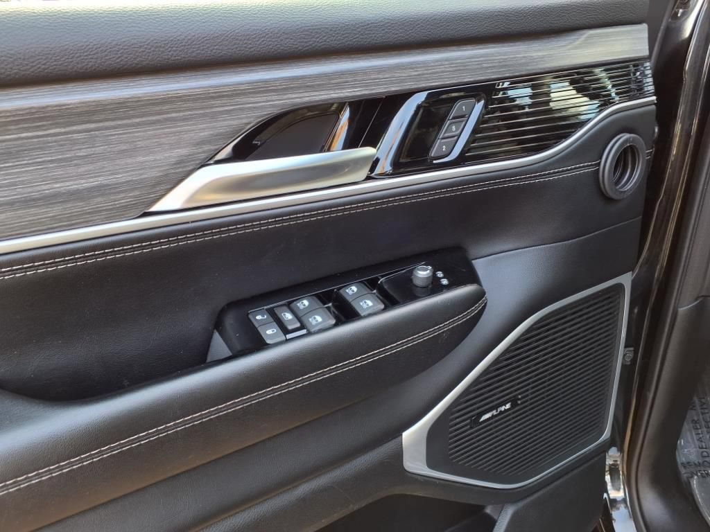 Used 2023 Jeep Wagoneer L Series II AWD/4WD image 19