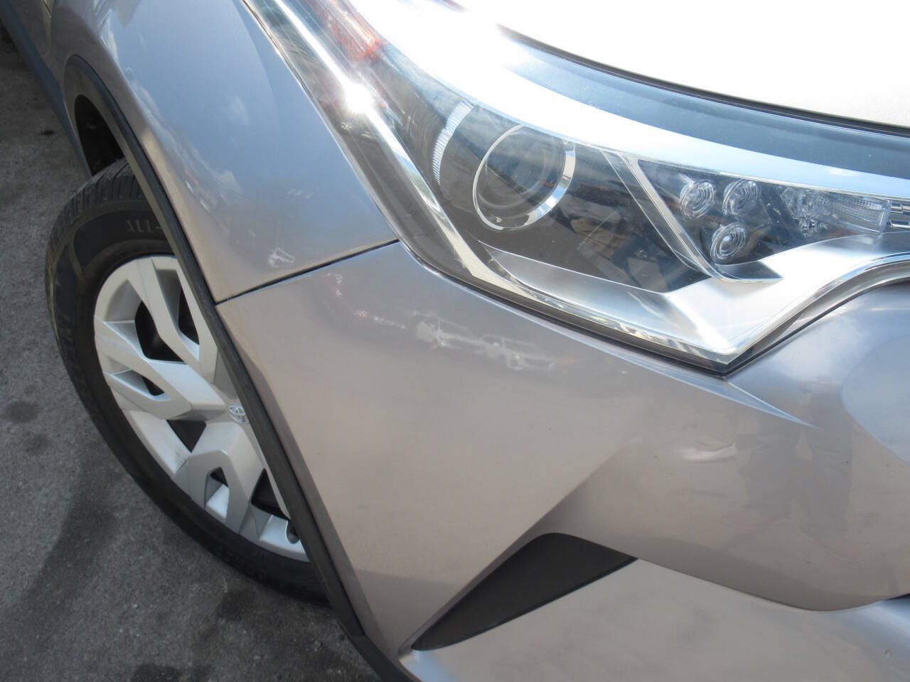 Used 2019 Toyota C-HR LE FWD image 4