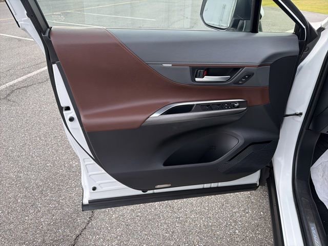 Used 2024 Toyota Venza Limited image 11