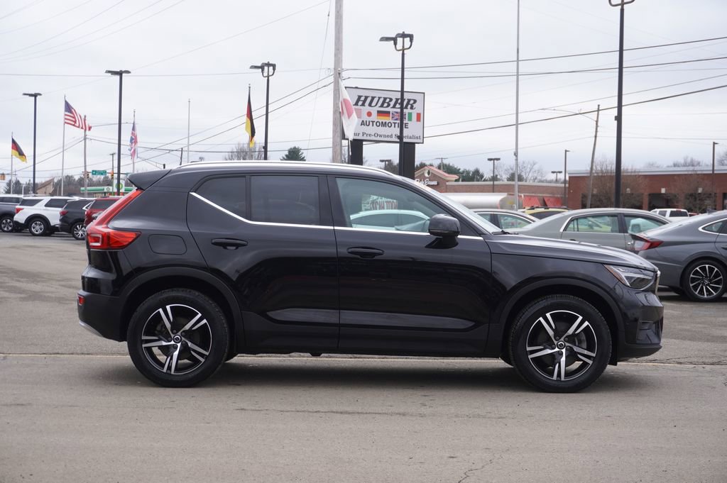 Used 2023 Volvo XC40 B5 Plus image 8