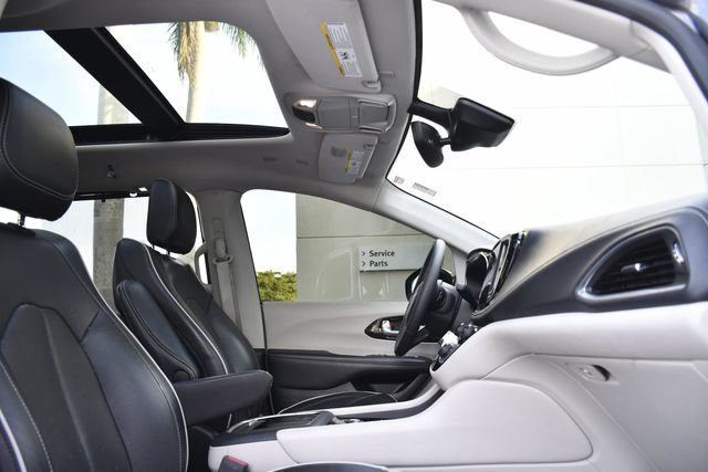 Used 2023 Chrysler Pacifica Limited FWD image 26