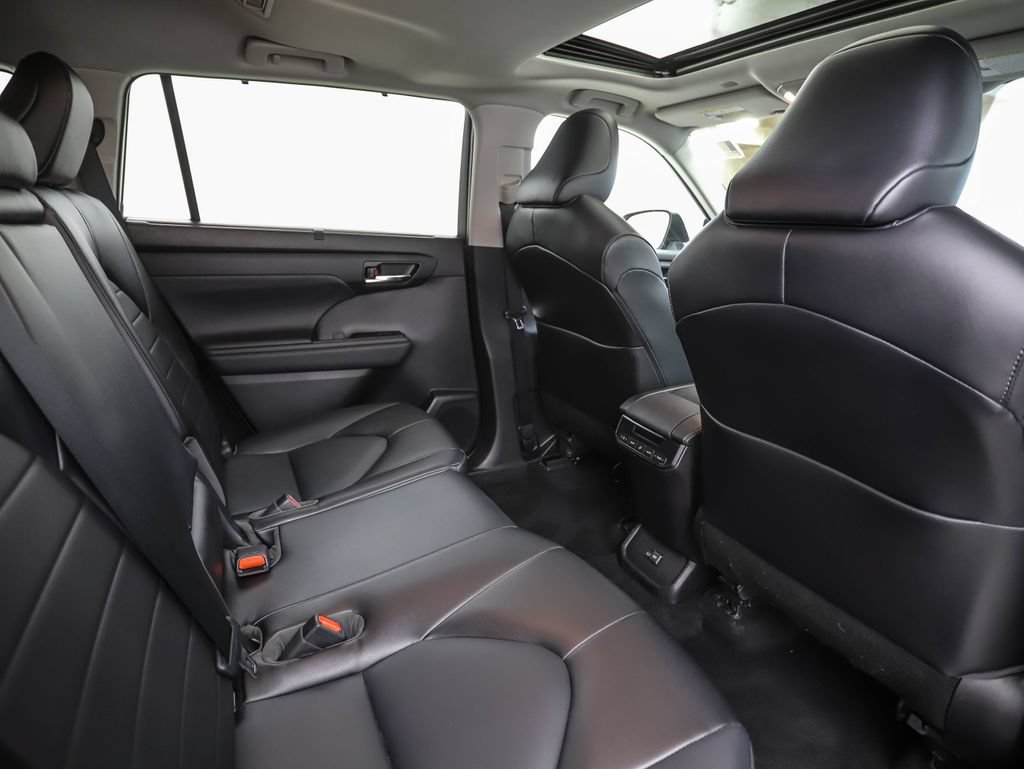 Used 2022 Toyota Highlander XLE AWD/4WD image 26