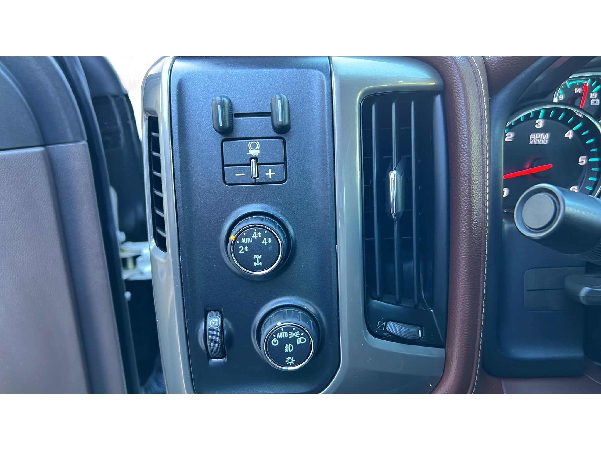 Used 2015 Chevrolet Silverado 1500 High Country w/ High Country Premium Package AWD/4WD image 23