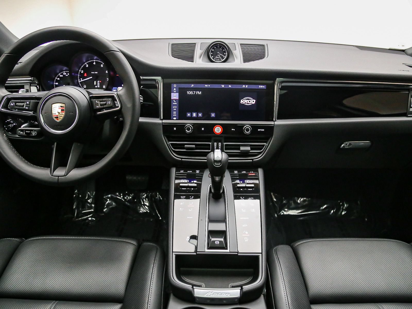 Certified 2026 Porsche Macan AWD/4WD image 16