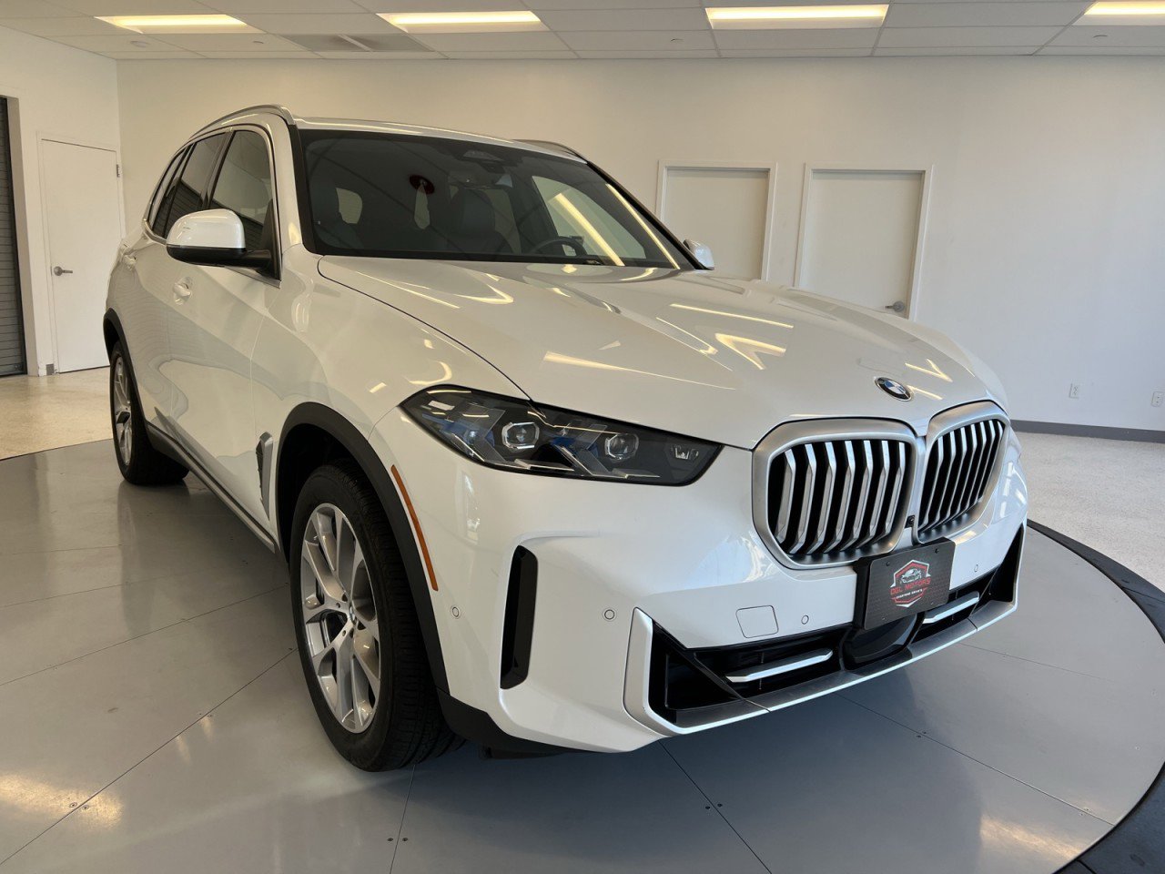 Used 2024 BMW X5 xDrive40i w/ Premium Package image 1