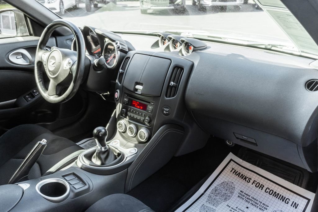 Used 2017 Nissan 370Z Coupe RWD image 10