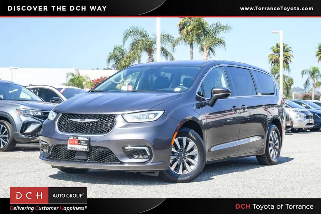 Used 2023 Chrysler Pacifica Touring-L FWD image 1