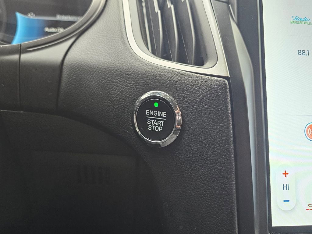 Used 2024 Ford Edge SEL image 25