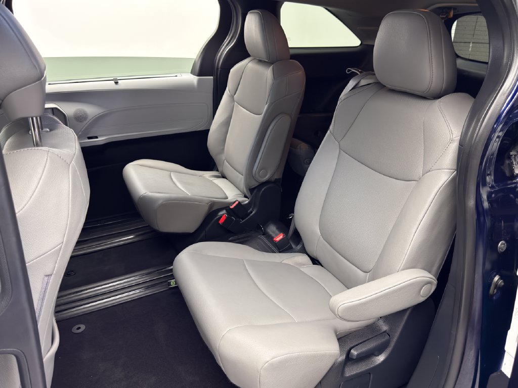 Used 2025 Toyota Sienna XLE w/ XLE Plus Package FWD image 33