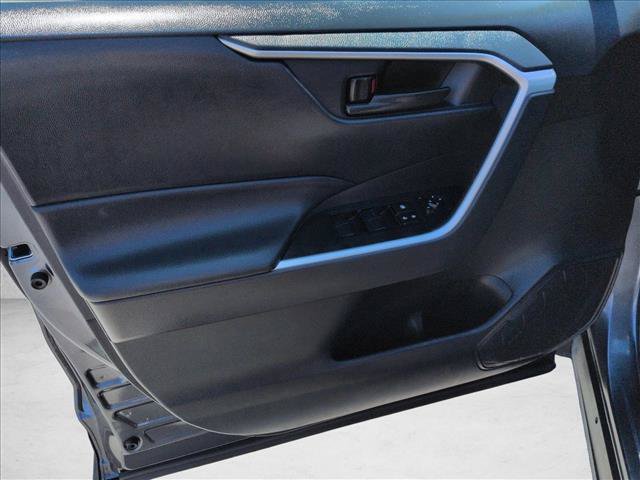 Used 2021 Toyota RAV4 LE AWD/4WD image 11