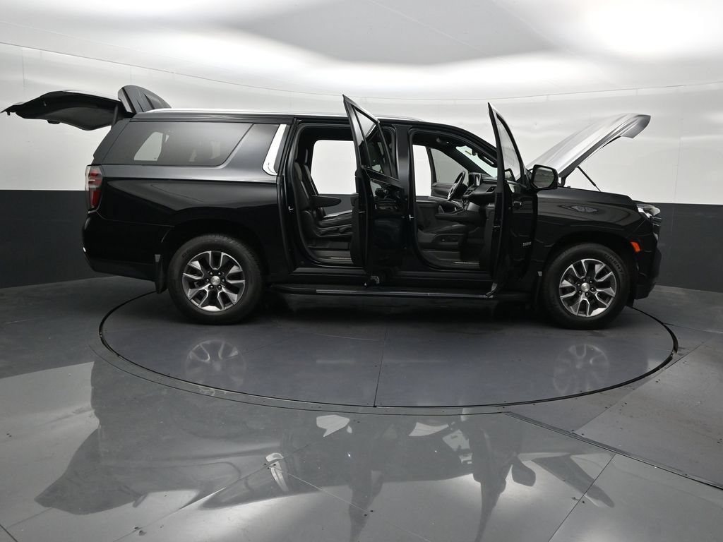 Used 2022 Chevrolet Suburban LT w/ Luxury Package RWD image 32