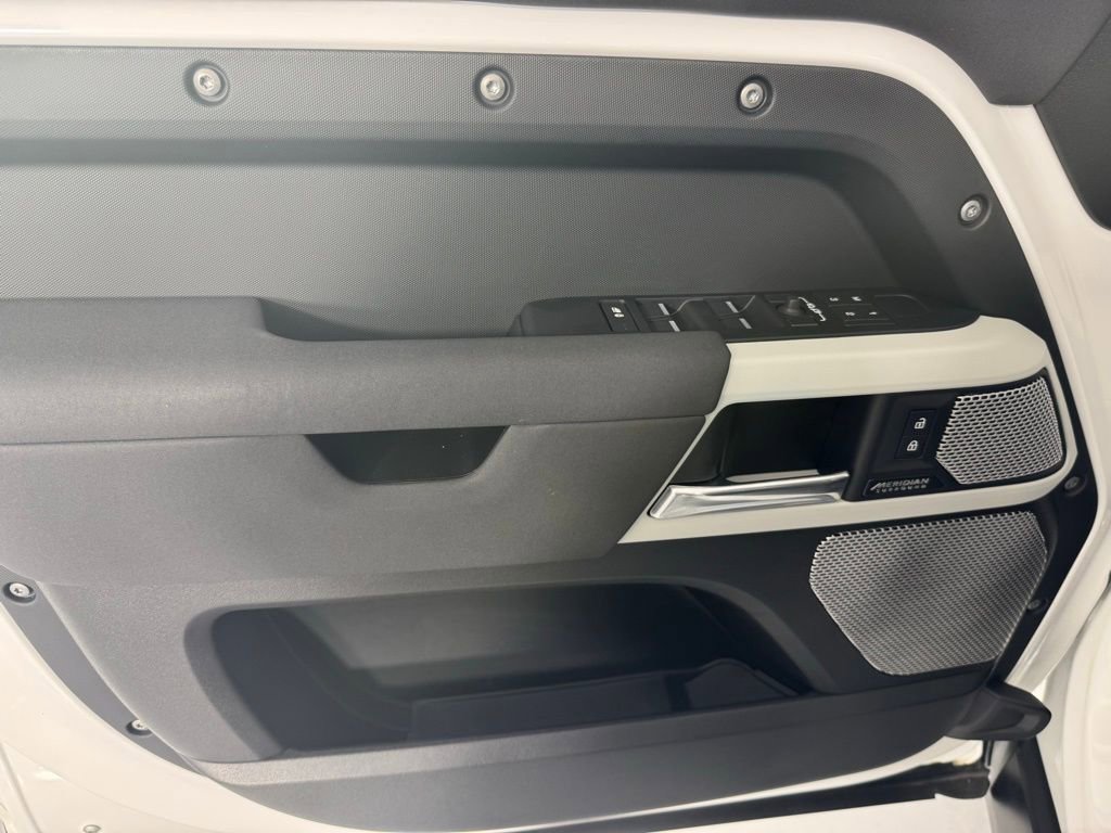 Used 2023 Land Rover Defender 130 SE image 16