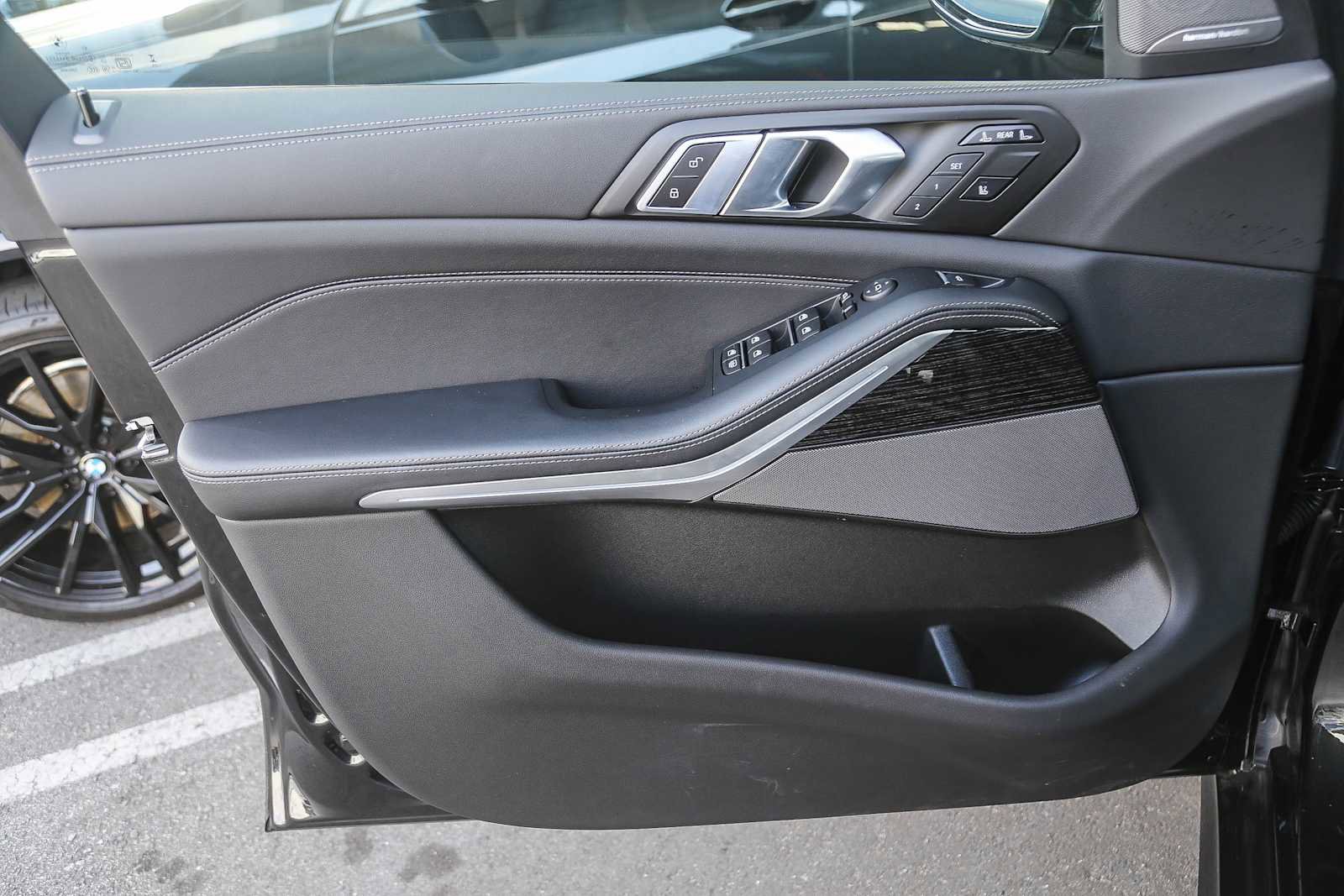 Used 2026 BMW X7 M60i w/ Climate Comfort Package image 17