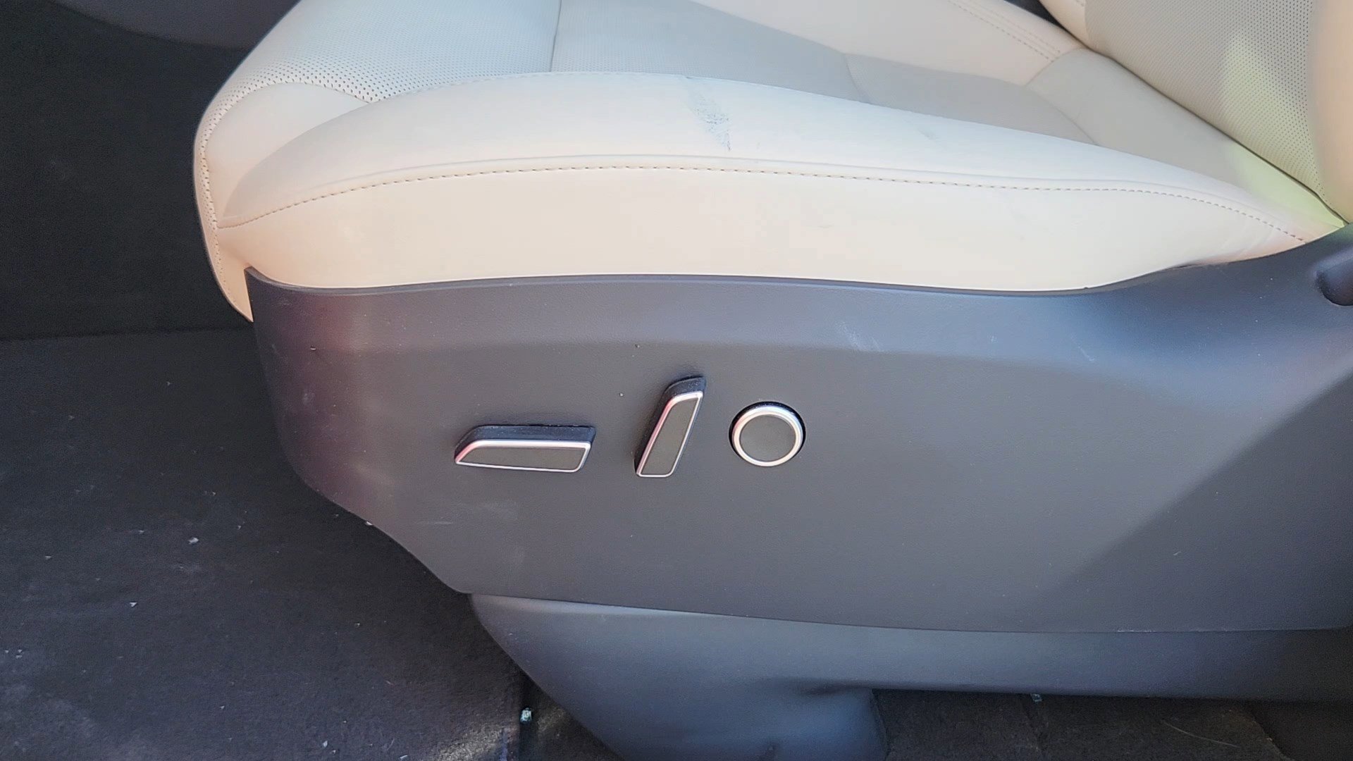 Used 2025 Tesla Model X image 9