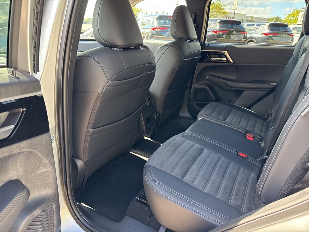 New 2025 Mitsubishi Outlander SE image 21